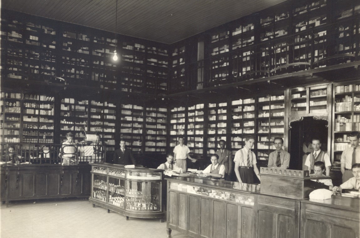 Interior de farmácia na década de 1940.